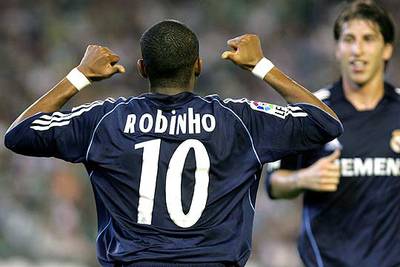 Robinho celebra su gol, el primero del Madrid, y Sergio Ramos acude a felicitarle.