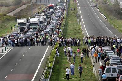 Los agricultores cortan la autovía de Valencia