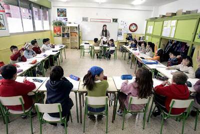 Un grupo de niños atiende las explicaciones de su profesora en una  ikastola  de Vitoria.