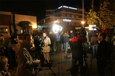 Decenas de periodistas esperaban anoche noticias sobre el nacimiento del primer hijo de los Príncipes frente a la clínica Ruber de Madrid.