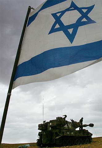 Un blindado israelí, junto a la frontera norte de la franja de Gaza.