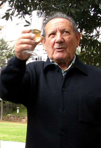 El abuelo de Letizia Ortiz, Francisco Rocasolano, brinda por el nacimiento de su biznieta.