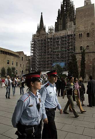Dos  mossos d'esquadra  patrullando ayer por los alrededores de la catedral, en su primer día de despliegue.