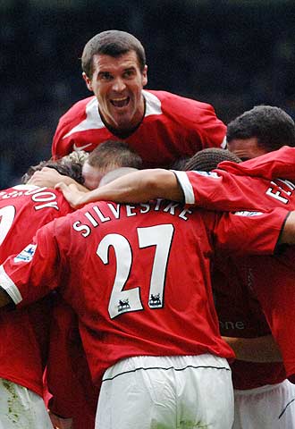 Roy Keane celebra un gol con sus compañeros el pasado mes de agosto.