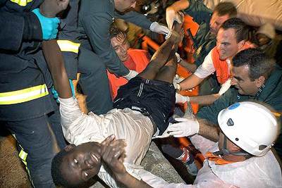 Llega a puerto la patera en la que murieron dos inmigrantes