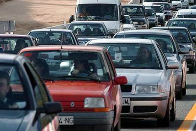 Atasco en la AP-6, a 47 kilómetros en dirección a Madrid, a primeras horas de la tarde de ayer.