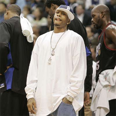 Allen Iverson, a pie de cancha durante un partido el pasado enero.