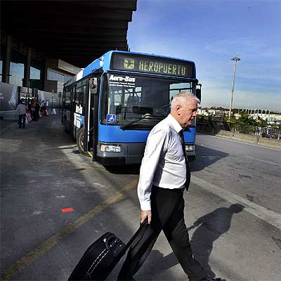 El   aerobús,   ayer, en el aeropuerto tras presentar el servicio a los medios de comunicación.