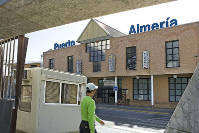 Edificio del puerto de Almería donde se han habilitado habitaciones para acoger a menores inmigrantes.