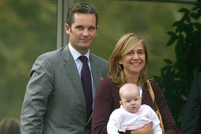 Los duques de Palma, con su hija Irene, llegan a la clínica para visitar a la infanta Leonor.