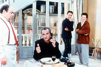 En primer plano, Jacques Villeret (de pie) y Daniel Prévost, en  La cena de los idiotas,  de Francis Veber.