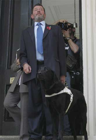 El ex ministro Blunkett, tras anunciar ayer su dimisión.