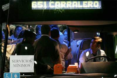 Viajeros en uno de los autobuses de servicios mínimos que salieron ayer del intercambiador de Moncloa.