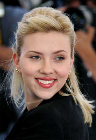 El Santiago Bernabéu se llenará hasta la bandera para ver el 'clásico' del fútbol español entre el Real Madrid y el Barcelona. Entre los espectadores se encontrará una actriz de lujo, Scarlett Johansson, cuyo nombre aparece en la actualidad en la cartelera española como protagonista de 'La dalia negra', filme dirigido por Brian de Palma. Pero Scarlett prefiere en esta ocasión el fútbol al cine. Esperemos que  tenga suerte y vea un partido de película.