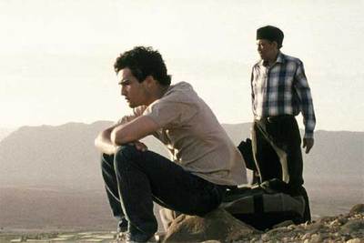 Nicolas Cazale, en primer plano, y Mohamed Majd, en una escena de  El largo viaje .