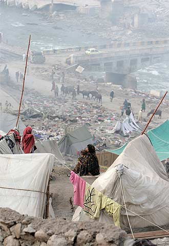 Campamento de damnificados por el terremoto en Balakot (Pakistán).