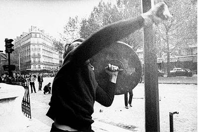 Un manifestante lanza piedras contra la policía el 6 de mayo de 1968 en las calles de París.