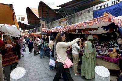 Vecinos y comerciantes de Santa Caterina recrean la Barcelona medieval