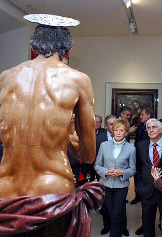 María Teresa Fernández de la Vega y José María Barreda, ante  San Jerónimo,  de Montañés.