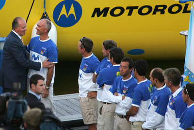 El Rey saluda a Bouwe Bekking, patrón del  Movistar,  en presencia del resto de miembros del equipo español.