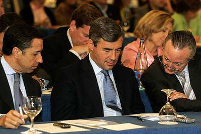 De izquierda a derecha, Eduardo Zaplana, Ángel Acebes y Josep Piqué, ayer en Barcelona.