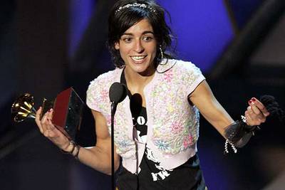 Bebe, con el Grammy a la artista revelación del año por su disco  Pafuera telarañas,  en la madrugada de ayer en Los Ángeles.