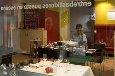 Comedor del restaurante Entrebastidores, en Zaragoza. Abajo, La   chef   Cristina Palacio y David Añaños al fondo.