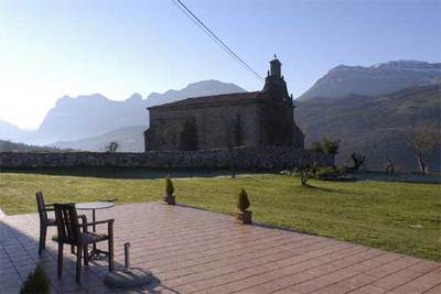 La ermita de San Esteban vista desde el jardín de la posada Aire de Ruesga, en Mentera, Ruesga (Cantabria).rnInterior de La Casona de Somahoz, que ha sido reformada este año.
