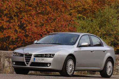La línea deportiva del Alfa 159 no sacrifica la elegancia. El frontal incluye seis faros circulares muy estrechos que son su seña de identidad y refuerzan su carácter.