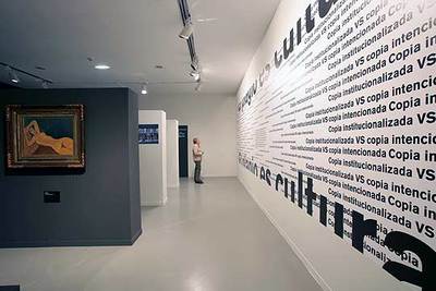 Un aspecto de la exposición  Plagiarismo,  en La Casa Encendida. A la izquierda, un  modigliani  de Elmyr de Hory.