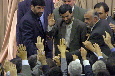 Mahmud Ahmadineyad saluda a sus correligionarios tras ser ratificado como presidente de Irán, el pasado agosto.