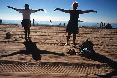 Gimnasia al aire libre en la playa de Benidorm.