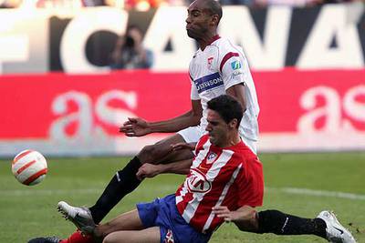 Pablo se lanza al suelo para arrebatarle el balón a Kanouté.