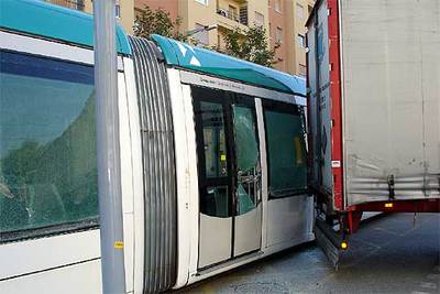 Un camión de gran tonelaje se empotra contra el tranvía del Besòs