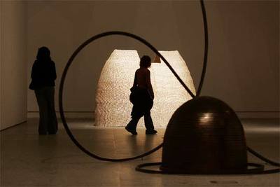 El hierro forjado  Gigantes y no molinos...  (2005), de Martín Chirino, en primer término, y  Bura III  (2005), de Susana Solano.