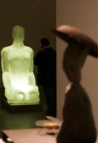 El  Don Quijote  de Arroyo y, al fondo,  Tattoo VIII  de Jaume Plensa.