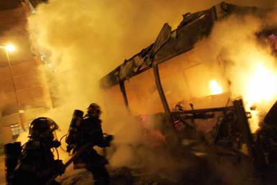 Los bomberos intentan apagar un autobús incendiado anoche por unos jóvenes en Reynerie, en las afueras de Toulouse.