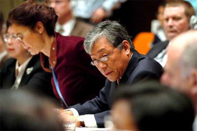 La subdirectora general de la FAO, Louise Franco, y el director general de la OMS, Lee Jong-Wok, ayer en Ginebra.