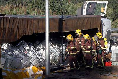 Un camión accidentado vierte 2.500 litros de cloruro de zinc en Tordera
