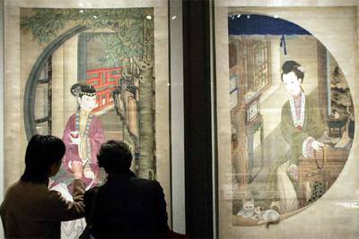 Unos visitantes observan la serie titulada  Doce bellezas en su rato de ocio,  pintada por el emperador Yongzheng (1709-1723) cuando era príncipe Yinzhen.