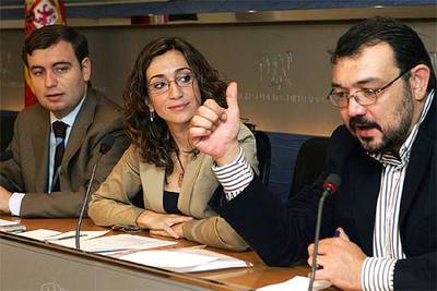 Los diputados Jordi Xuclà (CiU), Isaura Navarro (IU-ICV) y Agustí Cerdà (ERC), ayer en el Congreso.