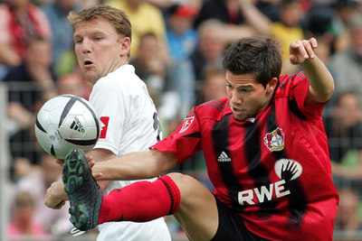Gonzalo Castro roba el balón en un partido con el Bayer Leverkusen.