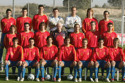 Los jugadores de la selección, con Luis en el centro, posaron ayer con su nuevo equipaje.