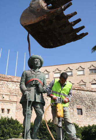 Melilla retira una estatua de Franco
