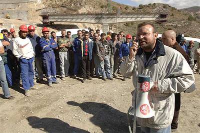 Compañeros de los trabajadores fallecidos se concentraron ayer en un lugar de Izbor (Granada) similar al tramo donde se produjo el siniestro.