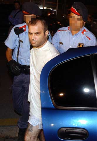 Pedro Jiménez, custodiado por los Mossos d'Esquadra, en octubre de 2004.