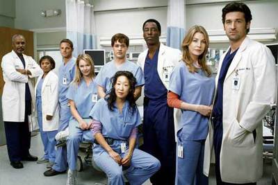 Reparto principal de  Anatomía de Grey,  con Ellen Pompeo (segunda por la derecha) como protagonista.
