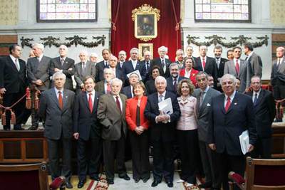 Académicos, editores y patrocinadores rodean a la ministra de Educación, María Jesús San Segundo, y al director de la Real Academia Española, Víctor García de la Concha (a la izquierda de aquélla), durante la presentación del  Diccionario Panhispánico de dudas .