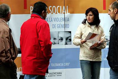 Firmas, información y sensibilización contra el maltrato a las mujeres