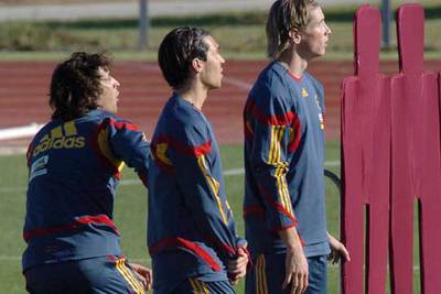 Raúl, Luis García y Torres, durante una jugada a balón parado ayer en el entrenamiento de la selección.
